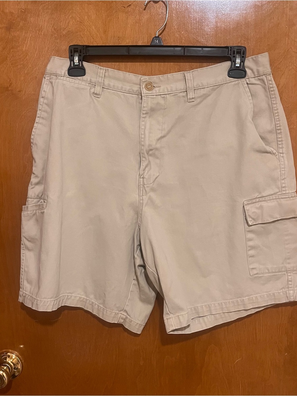 Relaxed Fit Men's Cargo Shorts in Khaki-B133/c17